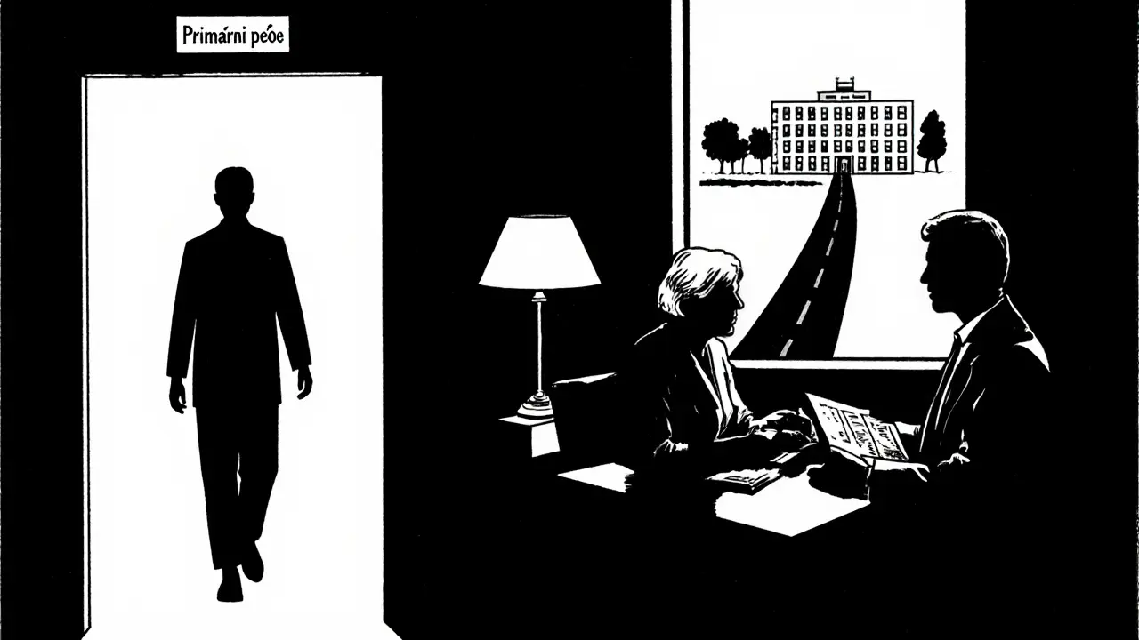 Lékař a psycholog společně přehlížejí pacientovu kartu v integrované péči.